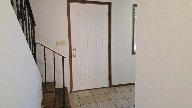 Building Photo - "3-Bed Townhouse with 1.5 Baths in Appleton!