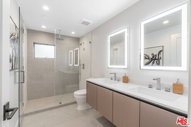 Building Photo - 855 N Detroit St