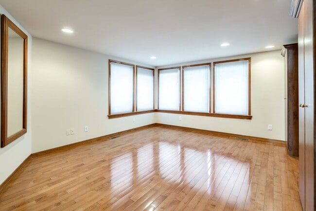 Building Photo - Spacious Three Bedroom Graduate Hospital Home w/ Roof Deck!