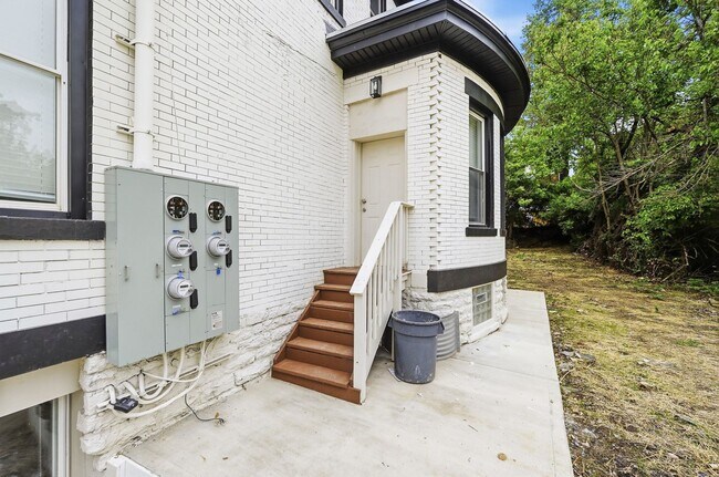 Building Photo - 568 Hale Ave