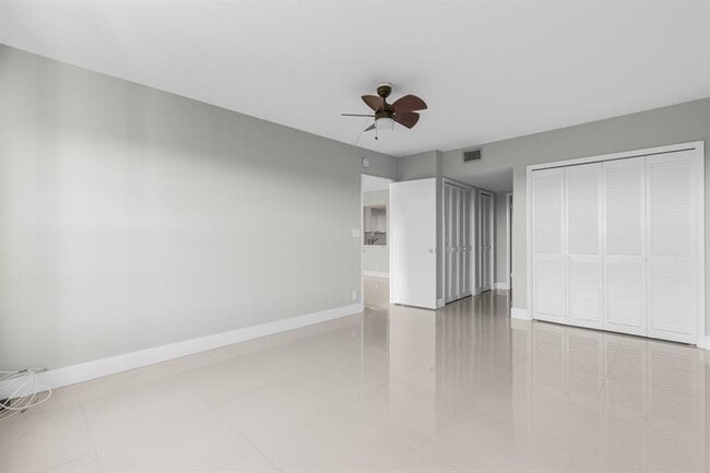 Building Photo - 3050 N Palm Aire Dr