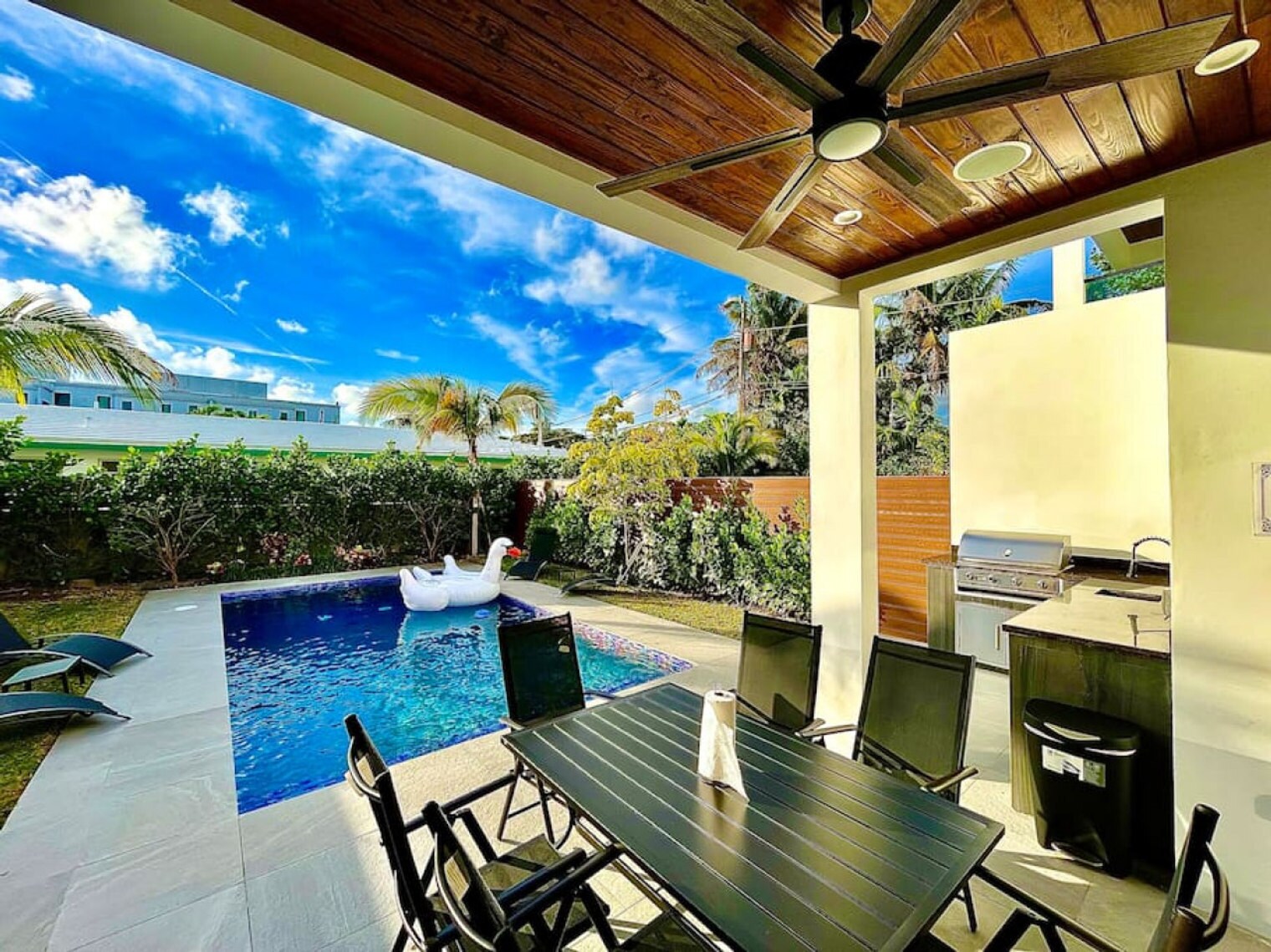 Building Photo - 549 NE 14th Ave