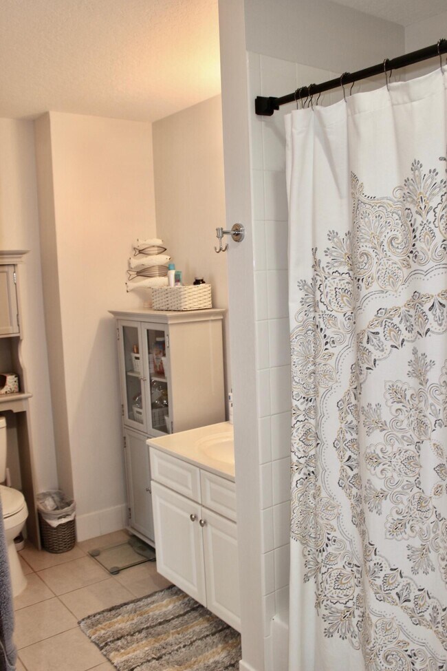 Building Photo - 1150 Town Center Dr