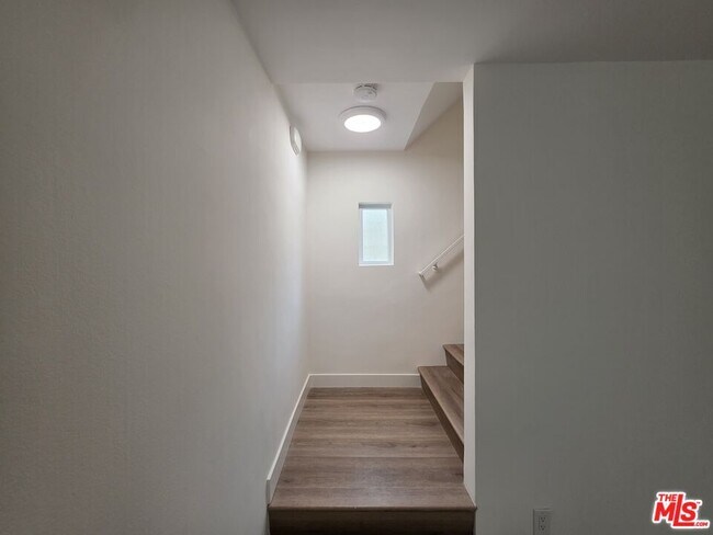 Building Photo - 517 N Francisca Ave