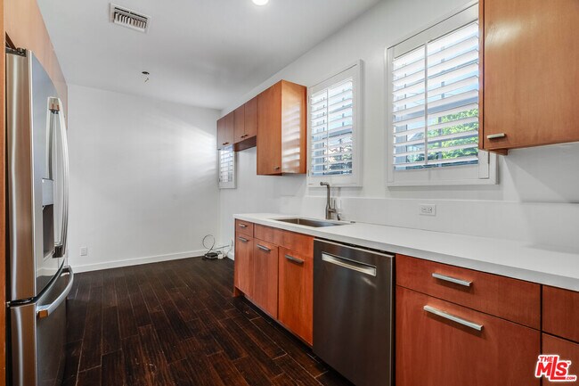 Building Photo - 741 Chautauqua Blvd