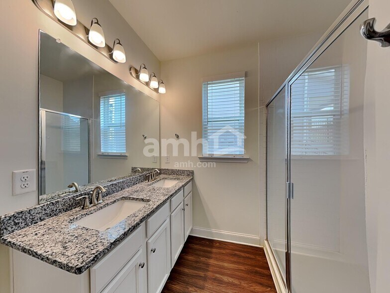 Building Photo - 6240 Bridlewood Ln