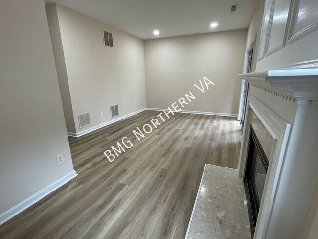 Building Photo - 22525 Maison Carree Square