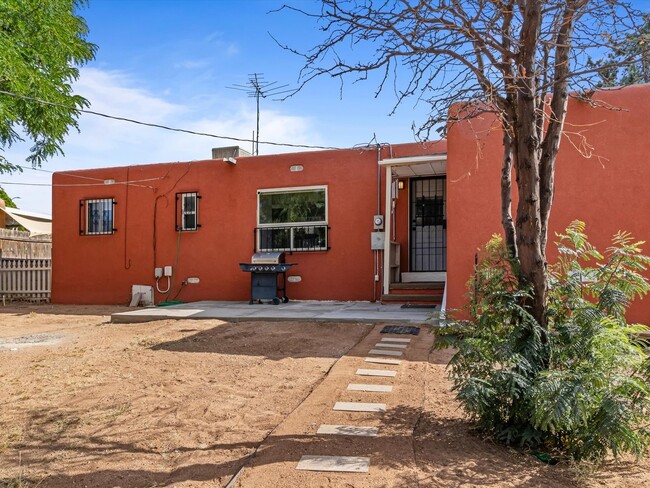 Building Photo - Unfurnished | 2 Bed / 1 Bath | NE Albuquer...