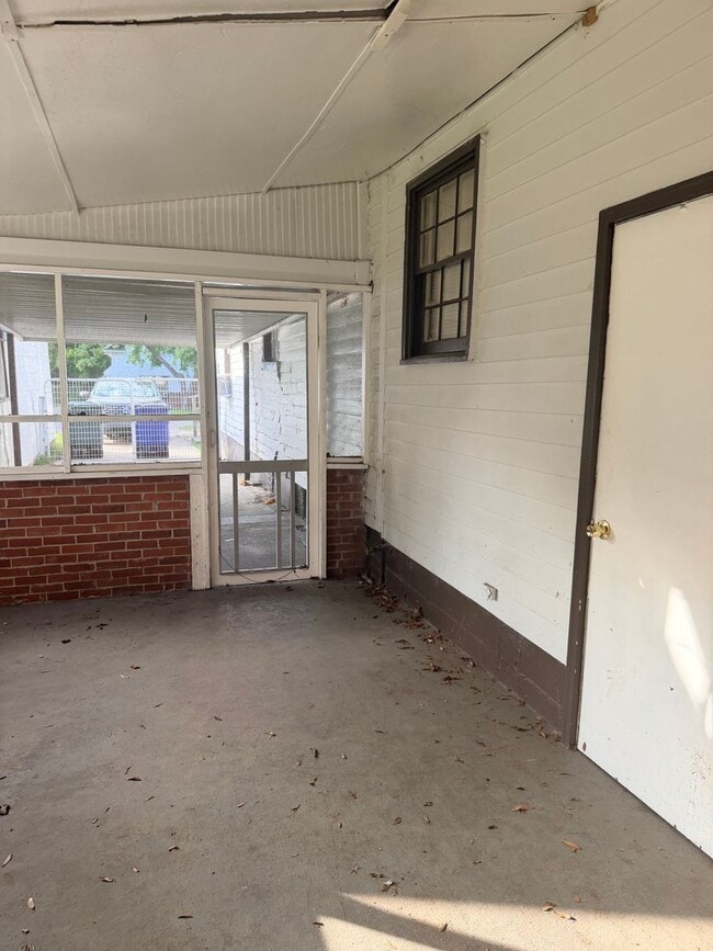 Building Photo - Three Bedroom Two Bath House