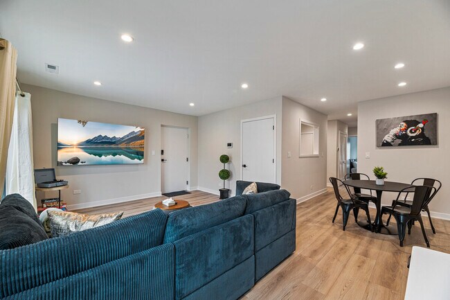 Building Photo - 2342 W Touhy Ave