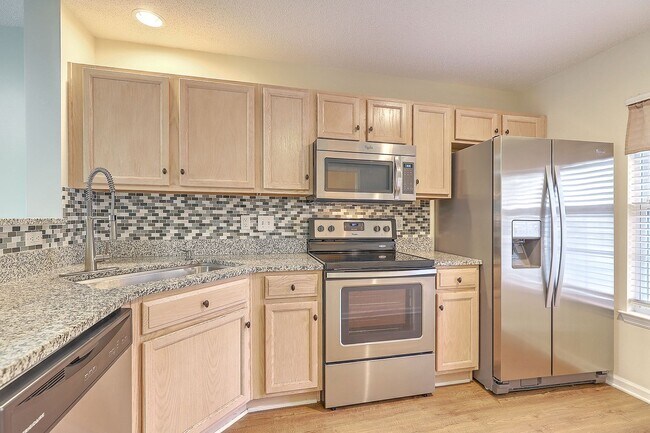 Building Photo - Move in Ready Townhouse in Summer Wood!