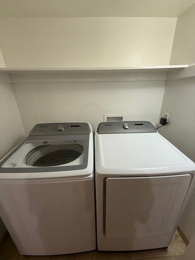 Building Photo - Beautiful 2 bedroom 2.5 bathroom with two ...
