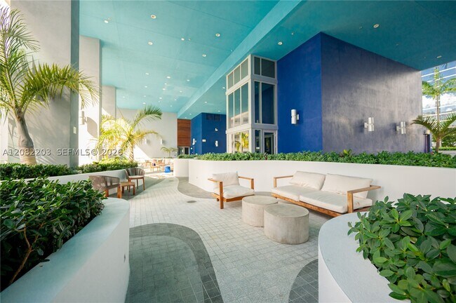 Building Photo - 1300 Brickell Bay Dr