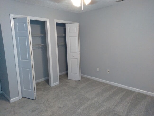 Building Photo - 2 Bedroom, 1 bath apartment - Downstairs U...