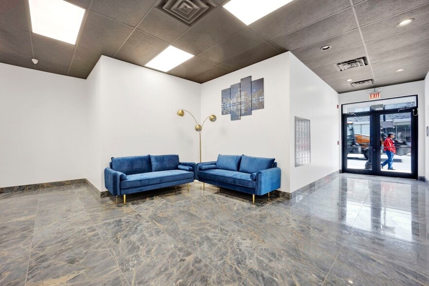 Building Photo - 4350 W Lawrence Ave