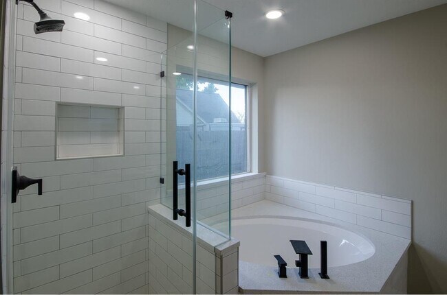 Building Photo - 12811 Fisher Dr