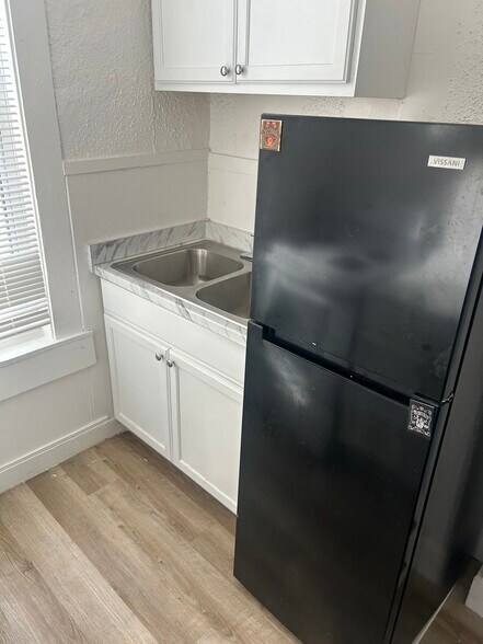 unit #2 - 1011 S Willett St