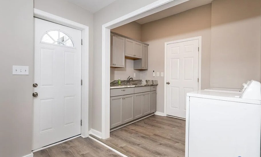 Building Photo - 6103 Hermitage Rd