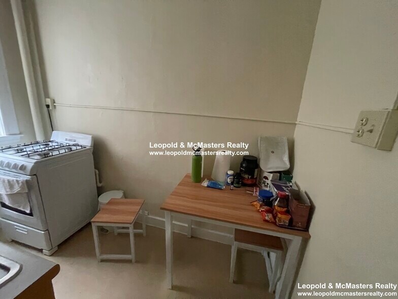 Building Photo - 197 Kelton St