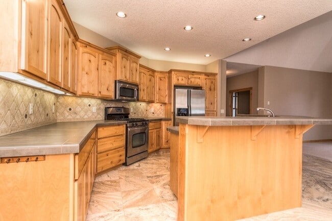 Building Photo - Award-winning, custom-built home in the highly-desired Cascade View Estates