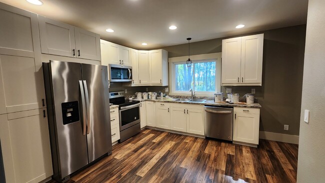 Building Photo - 3 Bedroom, 1 Bathroom Fully Remodeled Home...