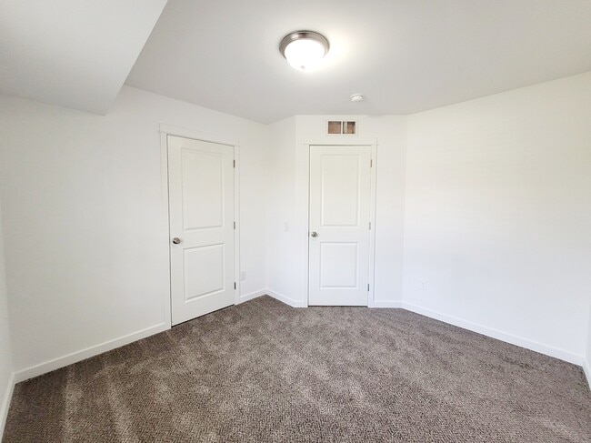 Building Photo - 729 Bates St SE