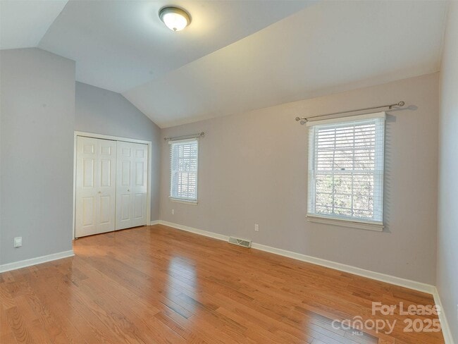 Building Photo - 527 Hawthorne Ln