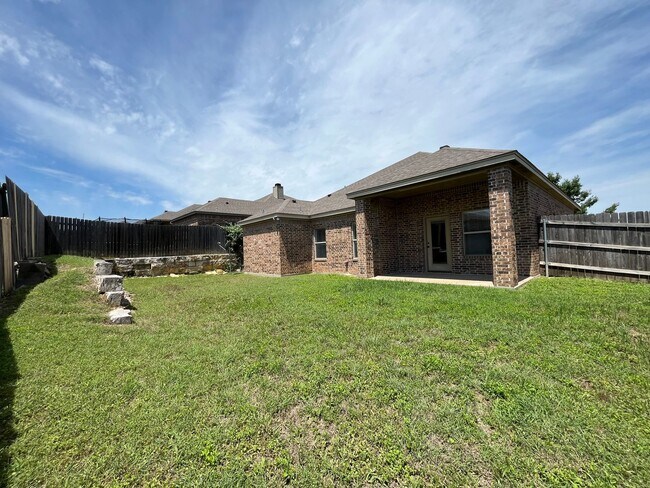Building Photo - Single Family Home:  4 bedroom, 2 bath