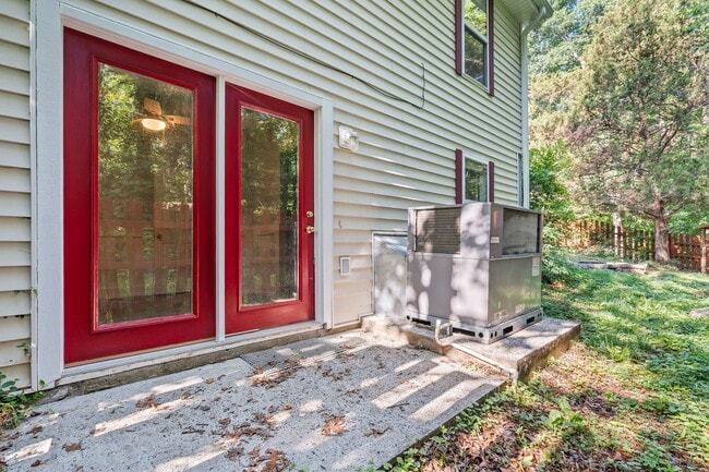 Building Photo - Nicely Remodeled 3 Bedroom House on Cul-de-Sac with Walkout Basement!
