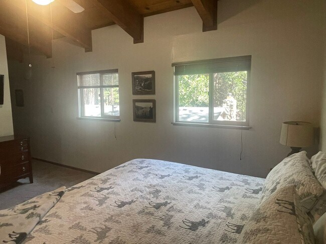 Building Photo - 3bed 2.5bath Lodge Style Duplex