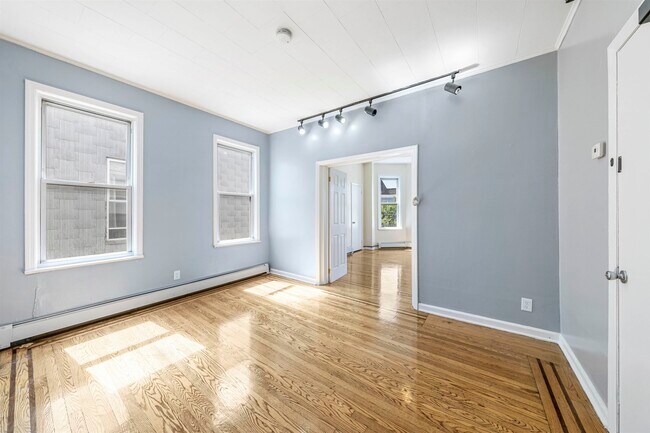 Building Photo - 816 20th St