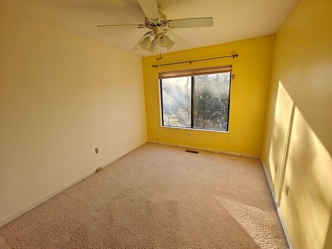 Building Photo - Multi unit townhome