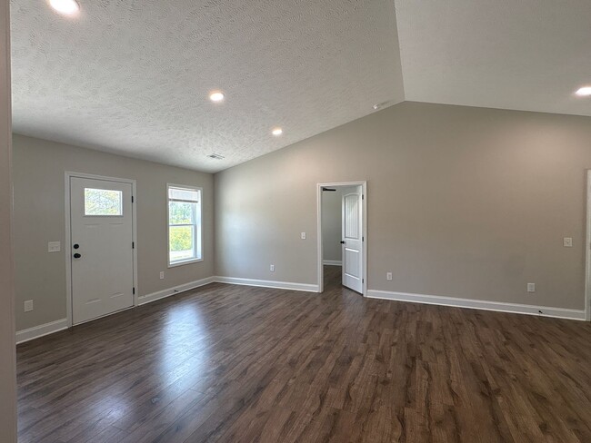 Building Photo - Spacious Duplex with Fenced-In Backyard!