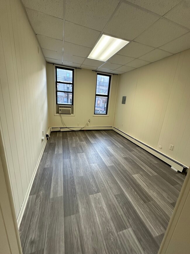 Building Photo - 818 22nd St