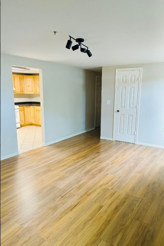 Building Photo - 3 Bedroom 1 Bathroom Apartment in Golden!