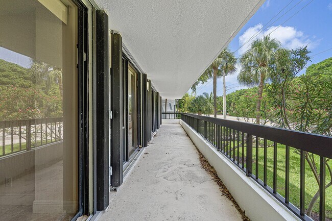 Building Photo - 277 N Ocean Blvd