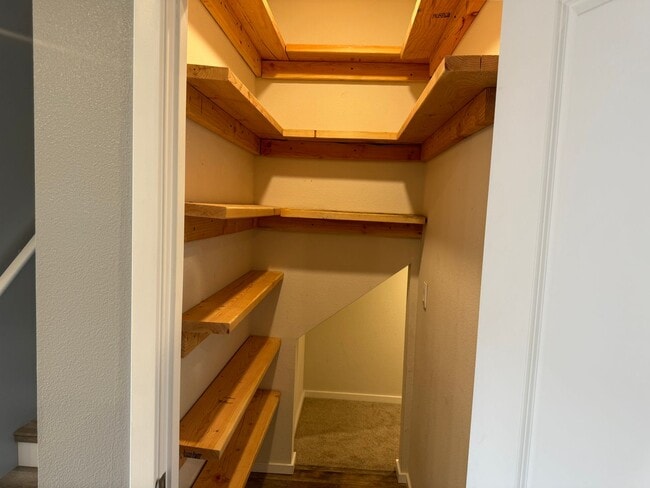 Building Photo - 4 bedroom 2.5 bathroom almost-new house in...