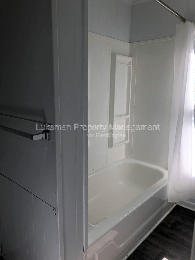 Building Photo - 701 Davis St