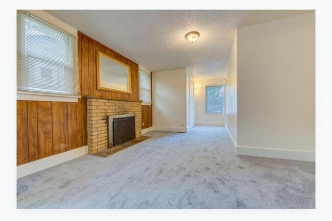 Building Photo - 8 bedroom in Seattle WA 98105
