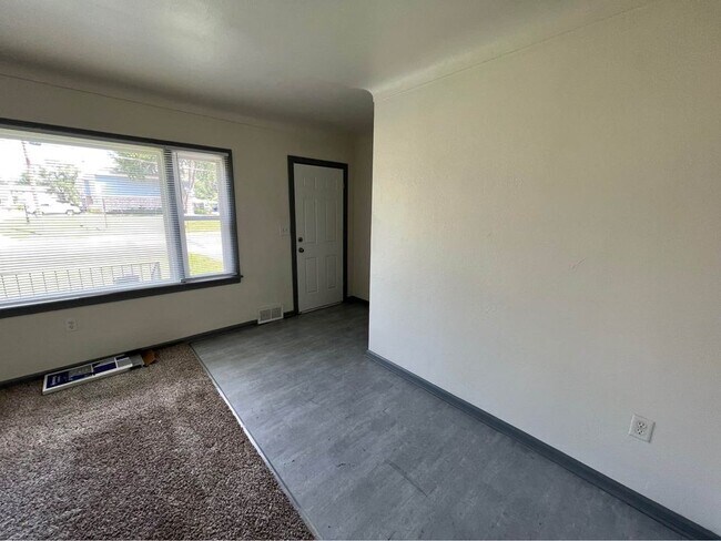 Building Photo - 1407 32nd St NE
