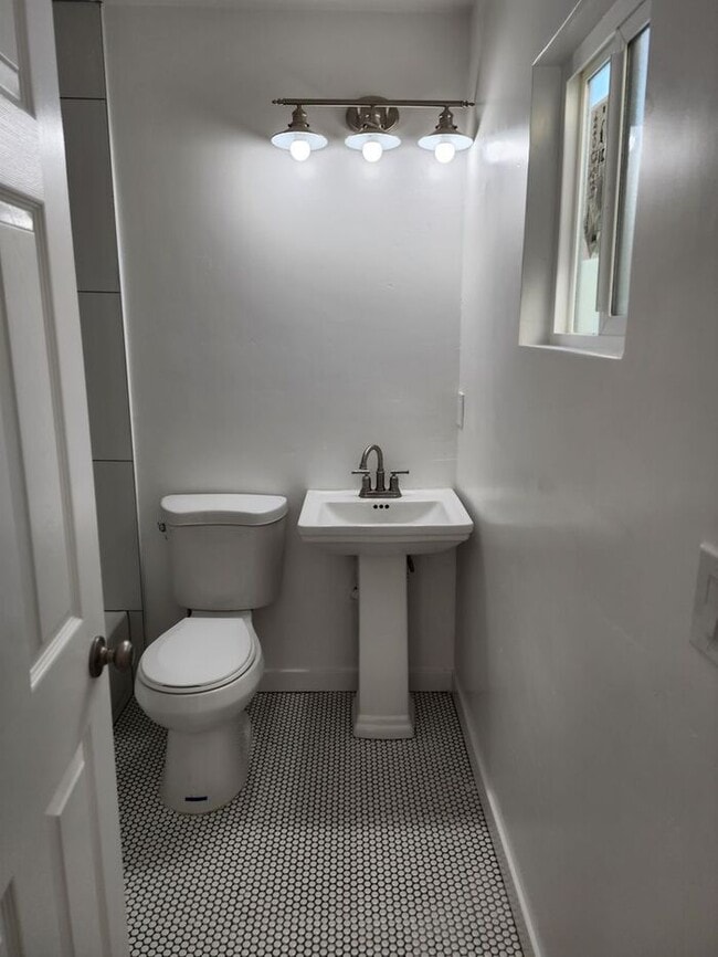 Building Photo - Cute Cottage- 1BR/1BA-with Private Patio