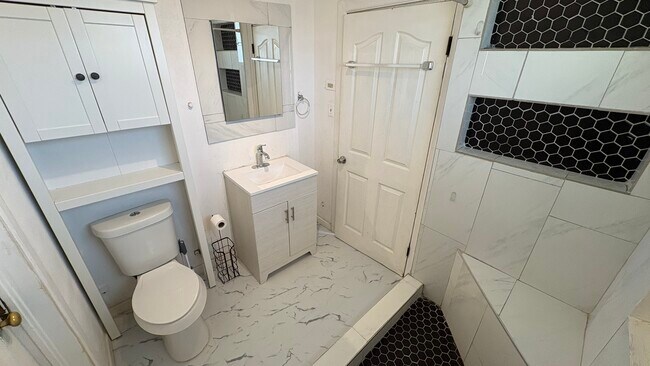 Building Photo - 822 Prospect St