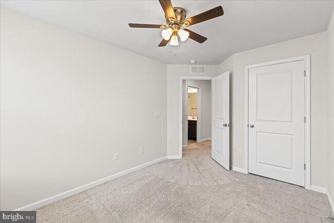 Building Photo - 9 Venice Ln
