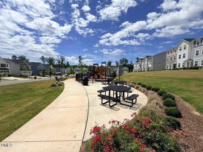 Building Photo - 319 Aster Bloom Ln