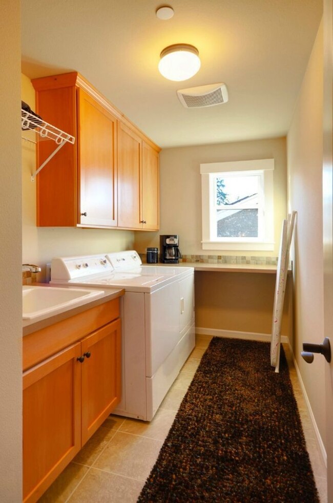Building Photo - Stunning 5 bedroom Kirkland Home