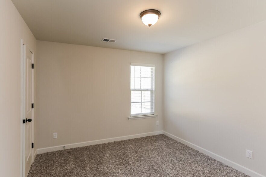 Building Photo - 1415 Chase Cv