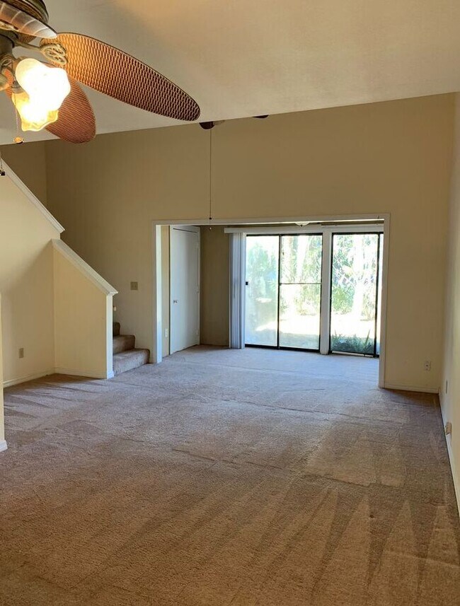 Building Photo - Awesome 2 Bed/2 Bath Townhome, Minutes fro...