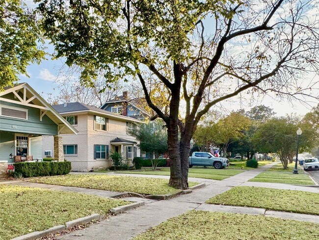 Building Photo - 1 Bedroom, 1 Bath Apartment in historic Munger Place!