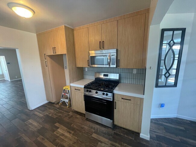 Building Photo - Beautiful 2 Bedroom Home with Large Yard