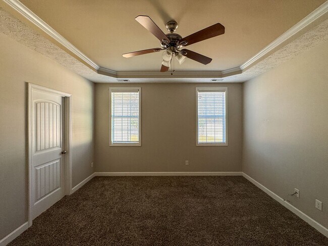 Building Photo - Beautiful 5 Bed 2.5 Bath Home with Main Level Primary Bedroom